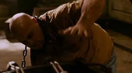 Testere IV (Saw IV) filminden bir sahne, dedektif Rigg’in Jigsaw’ın ölümcül oyunlarına dahil olduğu anları yansıtıyor.